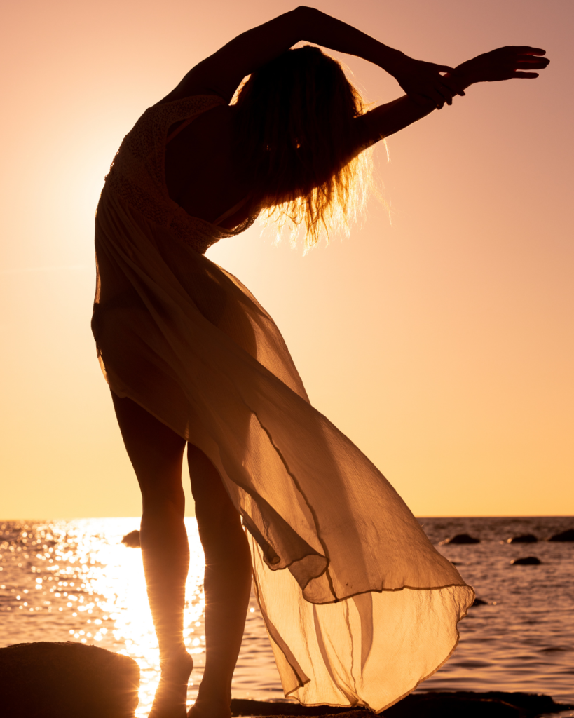 Silhouette di una danzatrice al tramonto sul mare