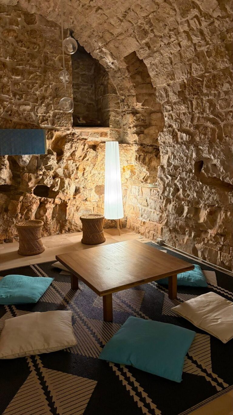 La sala da tè: angolo nella pietra con tavolino e cuscini