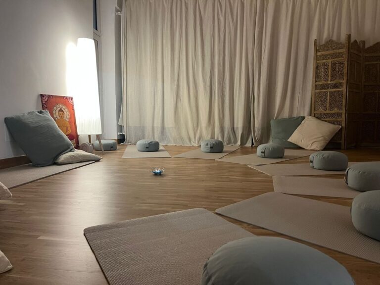 La sala meditazione con cuscini e paravento